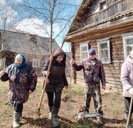 Активисты ТОС деревни Вотроса открыли сезон субботников.