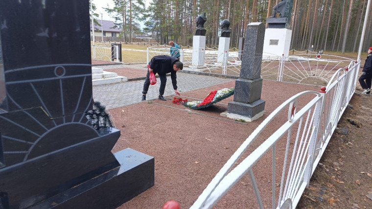 Волонтёры Победы и Юнармейцы провели уборку братского захоронения.